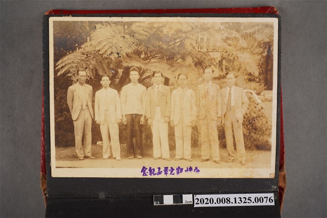 7名男子合照 (共2張)