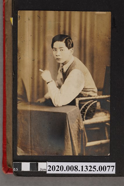 男子獨照 (共2張)