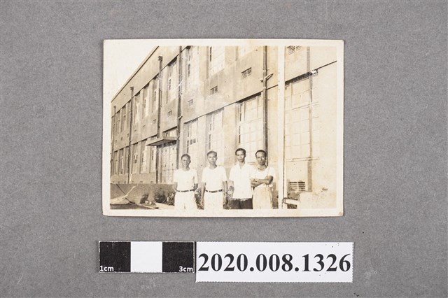 四名男子於建築旁合照 (共2張)