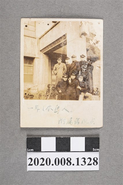 7名男子於建築前合照 (共2張)