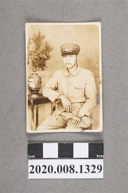 男子獨照 (共2張)