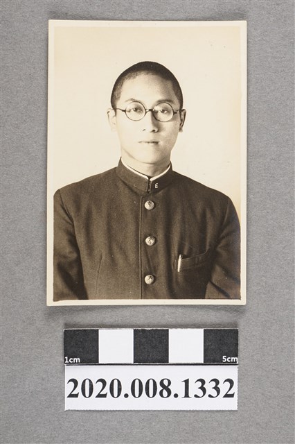 男子獨照 (共2張)