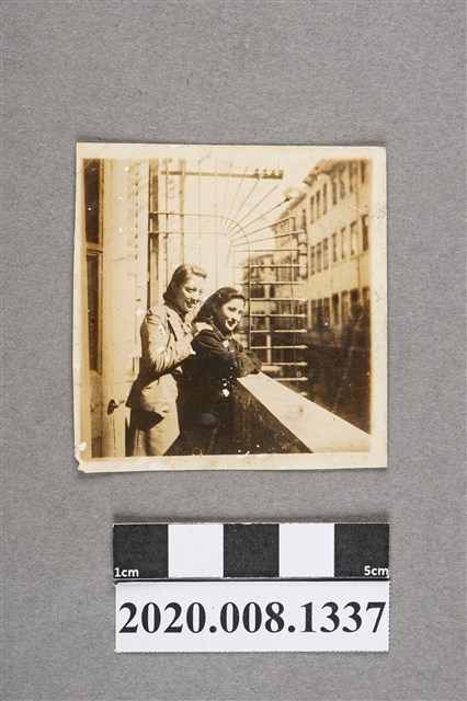 兩名女子合照 (共2張)