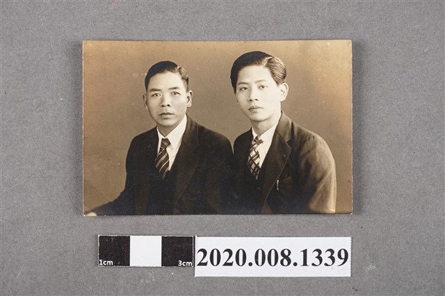 兩名男子合照 (共2張)