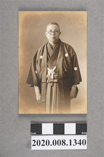 男子獨照 (共2張)