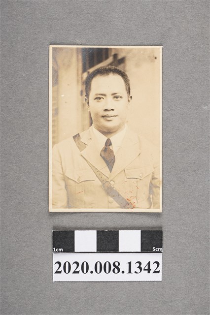 男子獨照 (共2張)