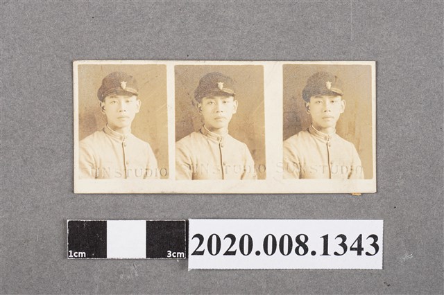 男子獨照 (共2張)