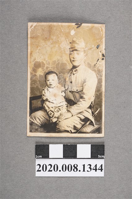 男子與嬰孩照 (共2張)