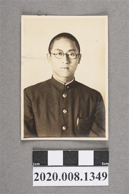 男子獨照 (共2張)