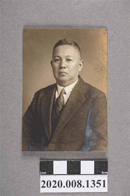 男子獨照 (共2張)