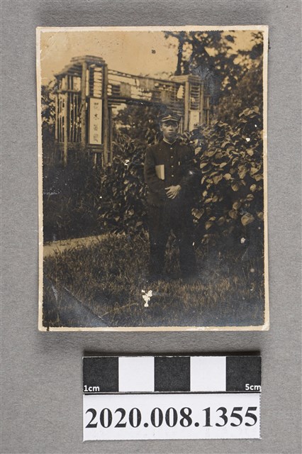 男子於花木苗園前獨照 (共2張)