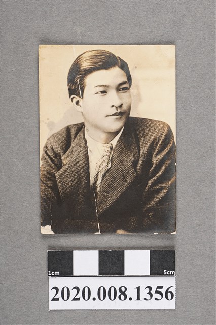 男子獨照 (共2張)