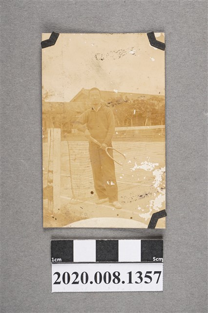 男子於網球場獨照 (共2張)