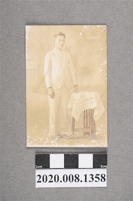 男子站姿獨照 (共2張)