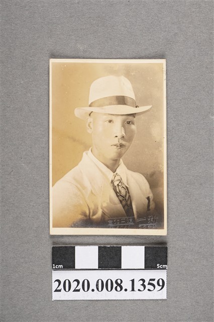 男子獨照 (共2張)