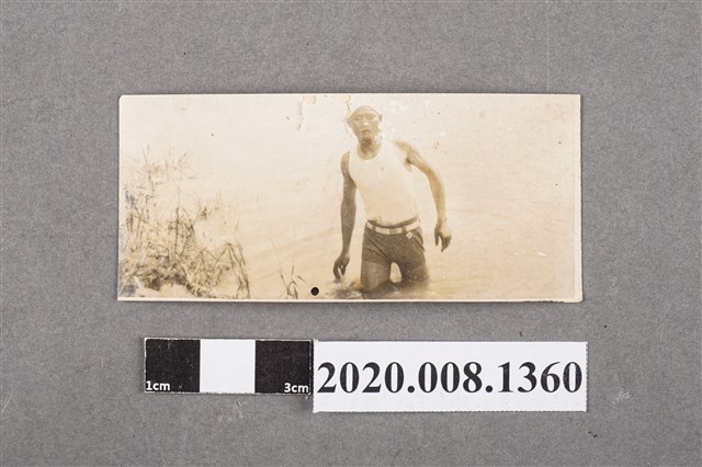 男子水中獨照 (共2張)