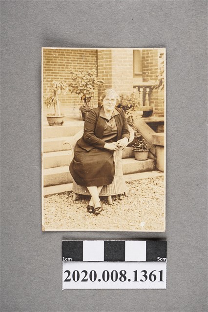 女子坐姿獨照 (共2張)