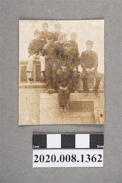 8名男子合照 (共2張)