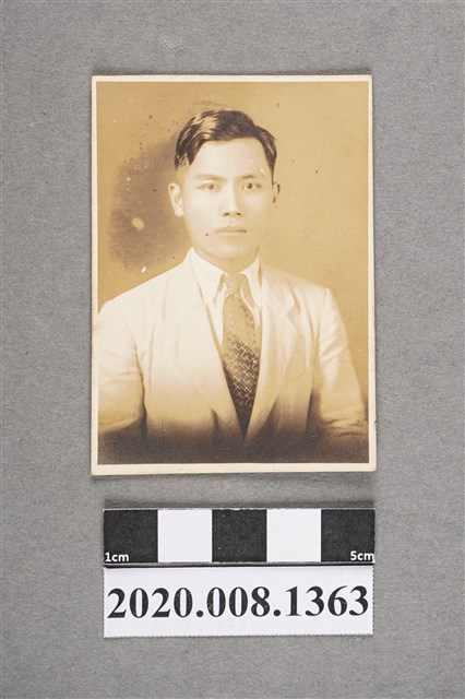 男子獨照 (共2張)