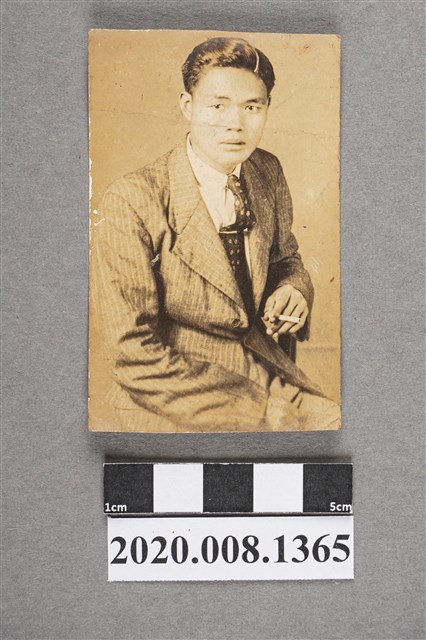 男子獨照 (共2張)