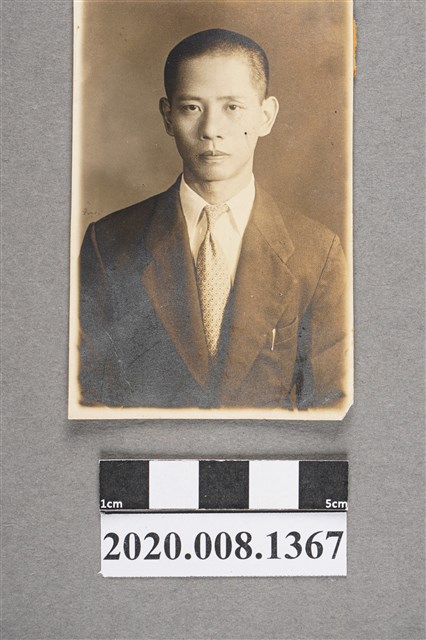 男子獨照 (共2張)