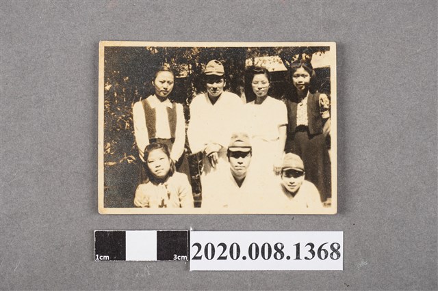 7名男女合照 (共2張)