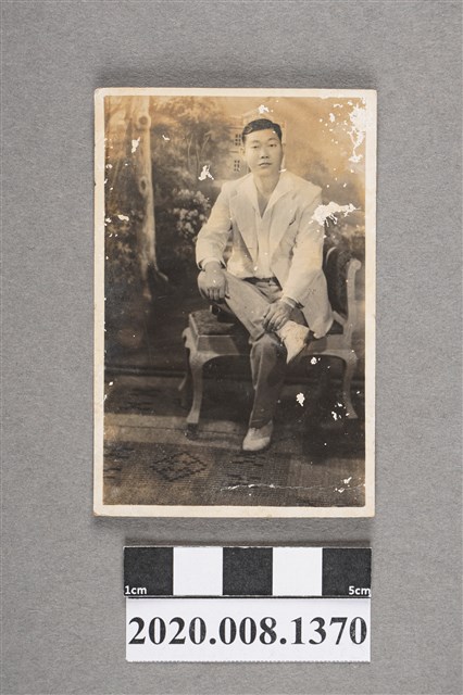 男子坐姿獨照 (共2張)