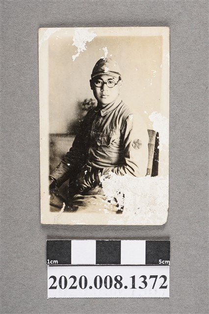 男子坐姿獨照 (共2張)