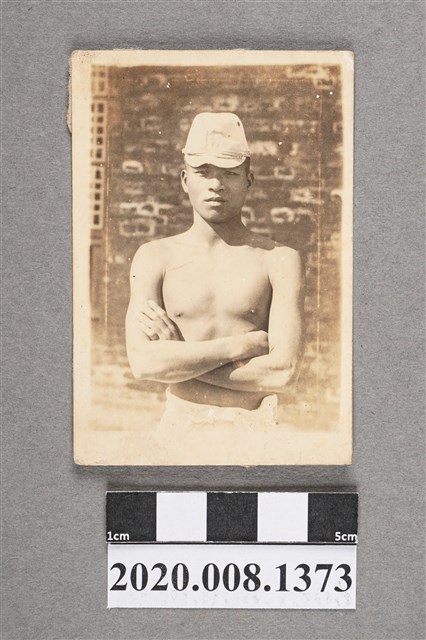 男子獨照 (共2張)