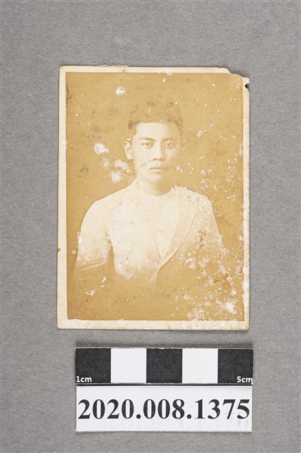 男子獨照 (共2張)