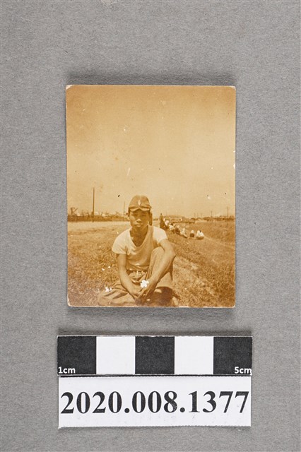 男子坐在草地上獨照 (共2張)