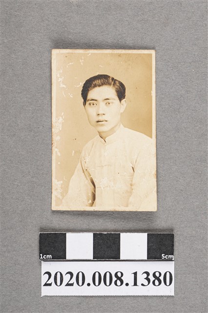 男子獨照 (共2張)