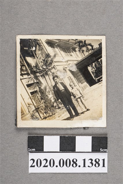 男子與男童合照 (共2張)