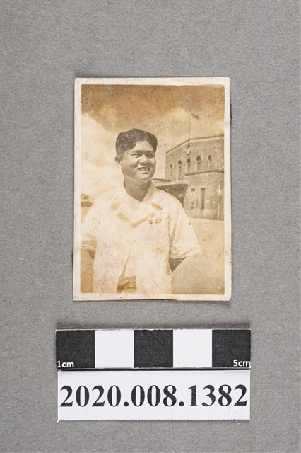 男子獨照 (共2張)