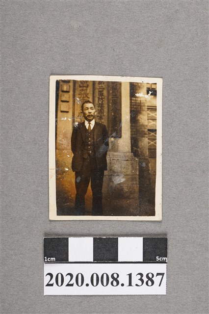 男子於建築前獨照 (共2張)