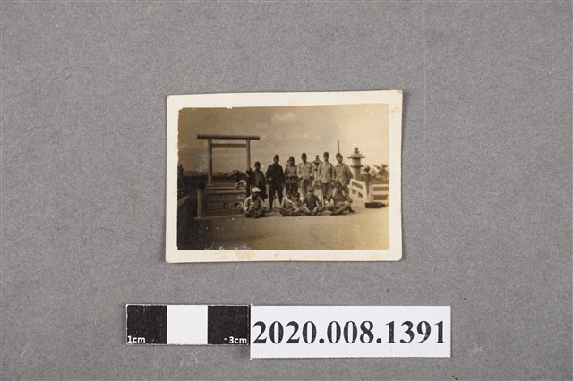 多人於橋前合照 (共2張)