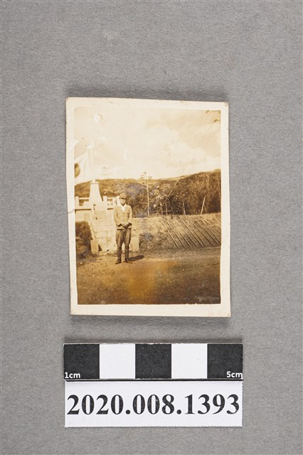 男子獨照 (共2張)