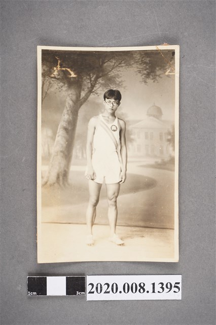 男子獨照 (共2張)