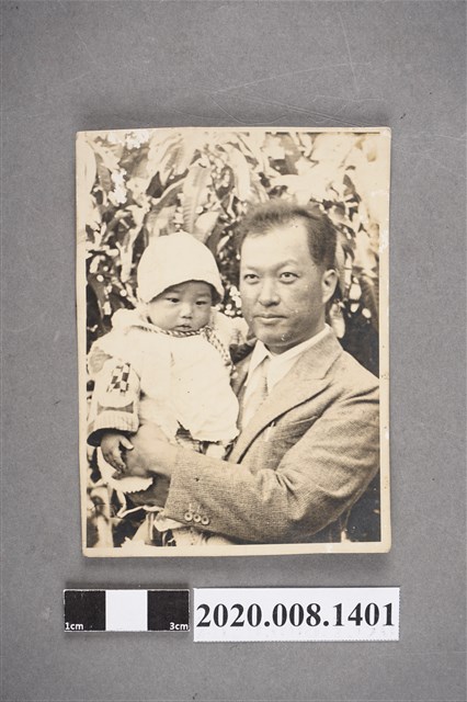 男子與嬰孩合照 (共2張)