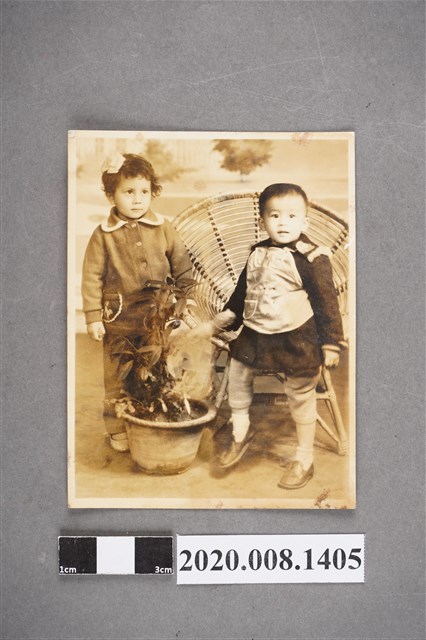 男女童合照 (共2張)