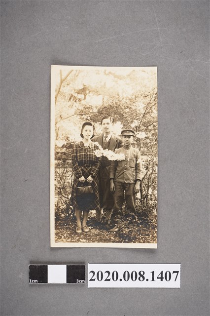 3名男女合照 (共2張)