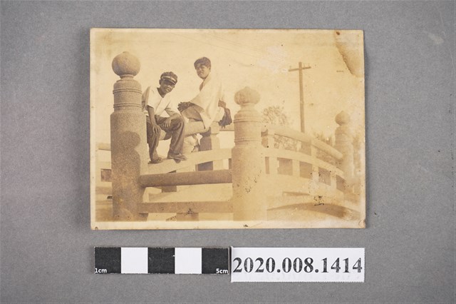 2名男子坐於橋上合照 (共2張)