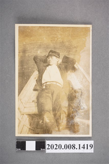 男子臥於船上照 (共2張)