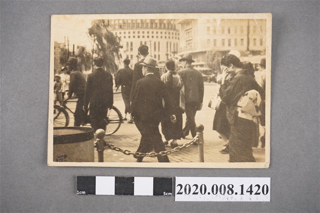 眾人行走照 (共2張)