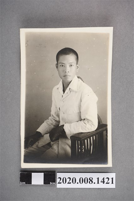 男子獨照 (共2張)