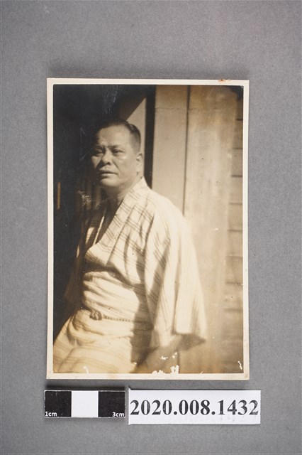 男子獨照 (共2張)