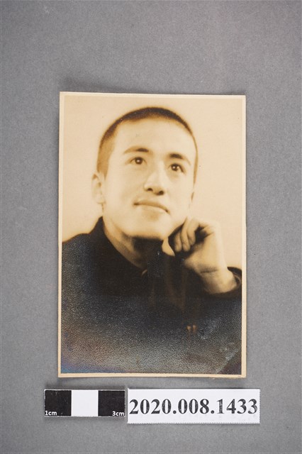 男子獨照 (共2張)