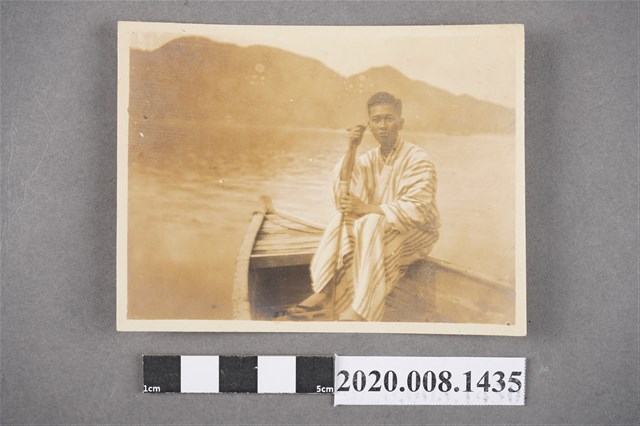 男子於船上獨照 (共2張)