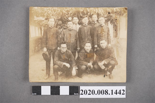 9名男子合照 (共2張)