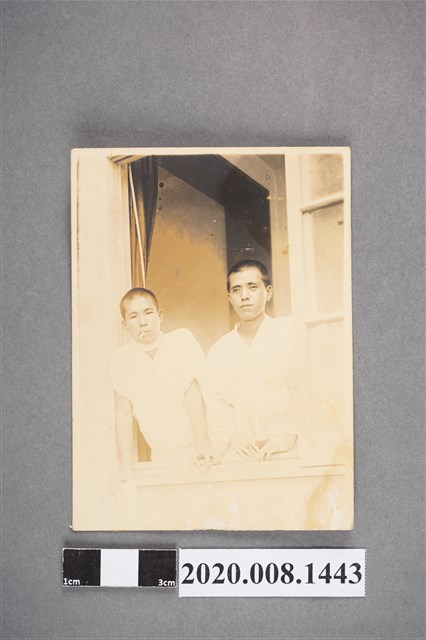 2名男子倚窗照 (共2張)